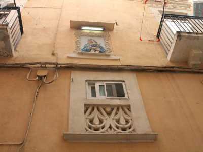 Il bassorilievo che ritrae un'altra Madonna addolorata in strada San Marco. Non � facile notarlo in quanto posizionato sulla facciata di un palazzo